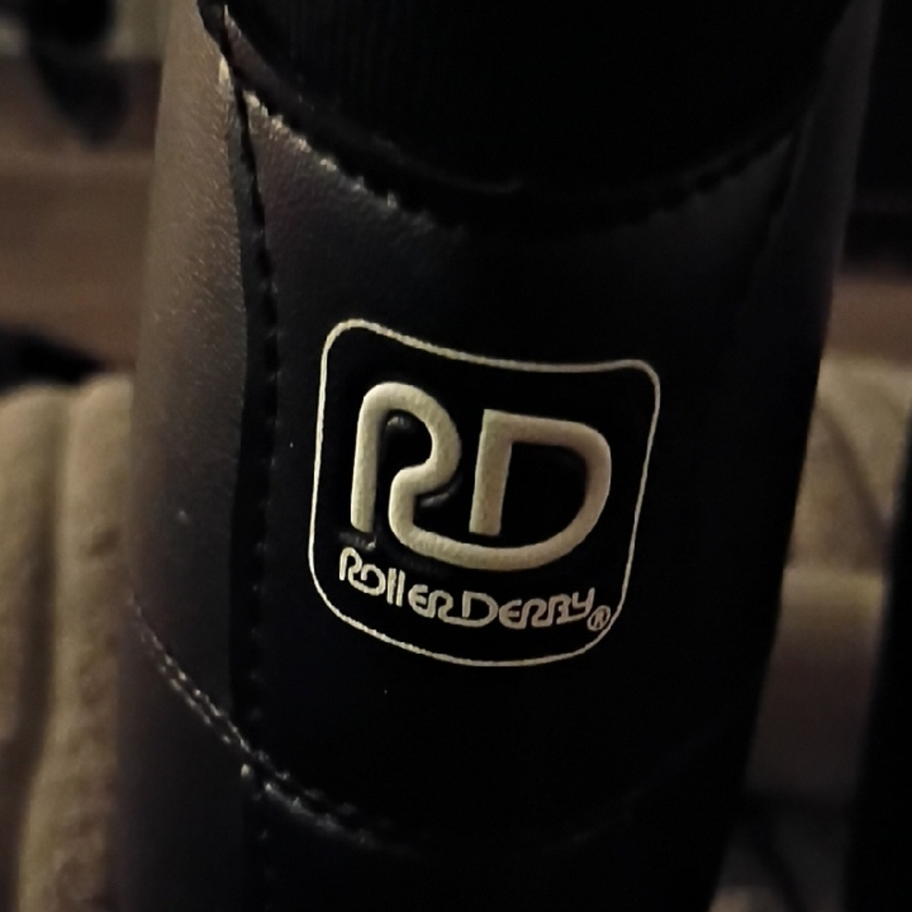 Black Roller Derby Skates - Picture 3 of 5